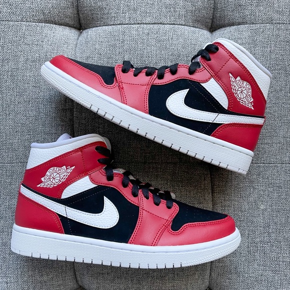 Women’s Nike air Jordan 1 retro mid red shoes - Picture 2 of 4